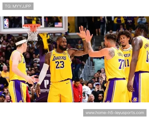 镜头直击：勒布朗·詹姆斯关键两罚全中，洛杉矶湖人与洛杉矶快船收官拉满，回放看三遍才懂